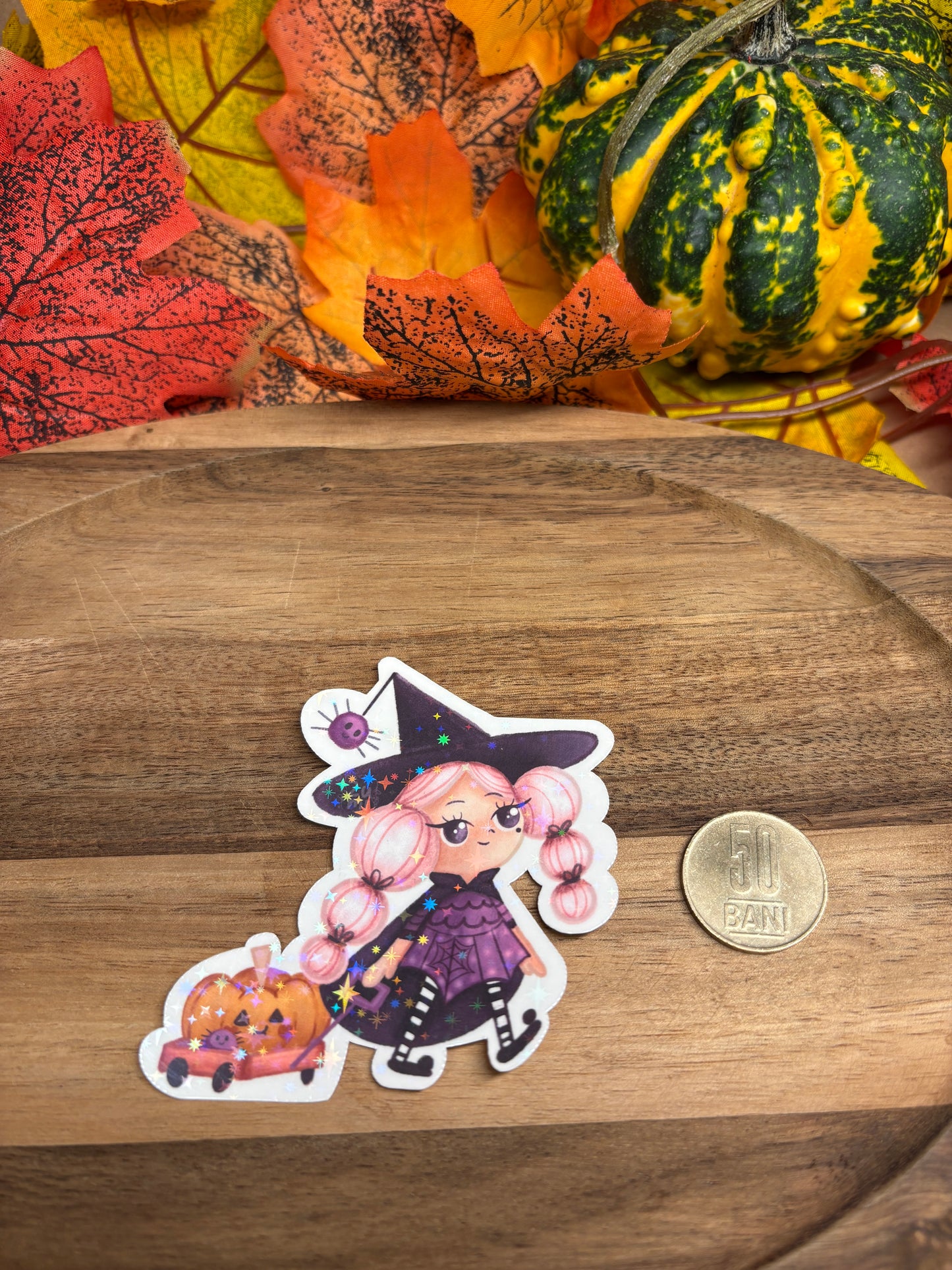 Sticker Die-cut - „Mica vrăjitoare roz” – Holografic